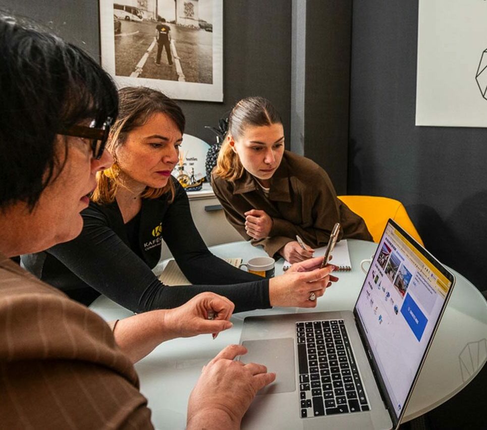 1-Lequipe-Kafecom-qui-fait-un-point-sur-les-reseaux-sociaux-dun-de-ses-clients