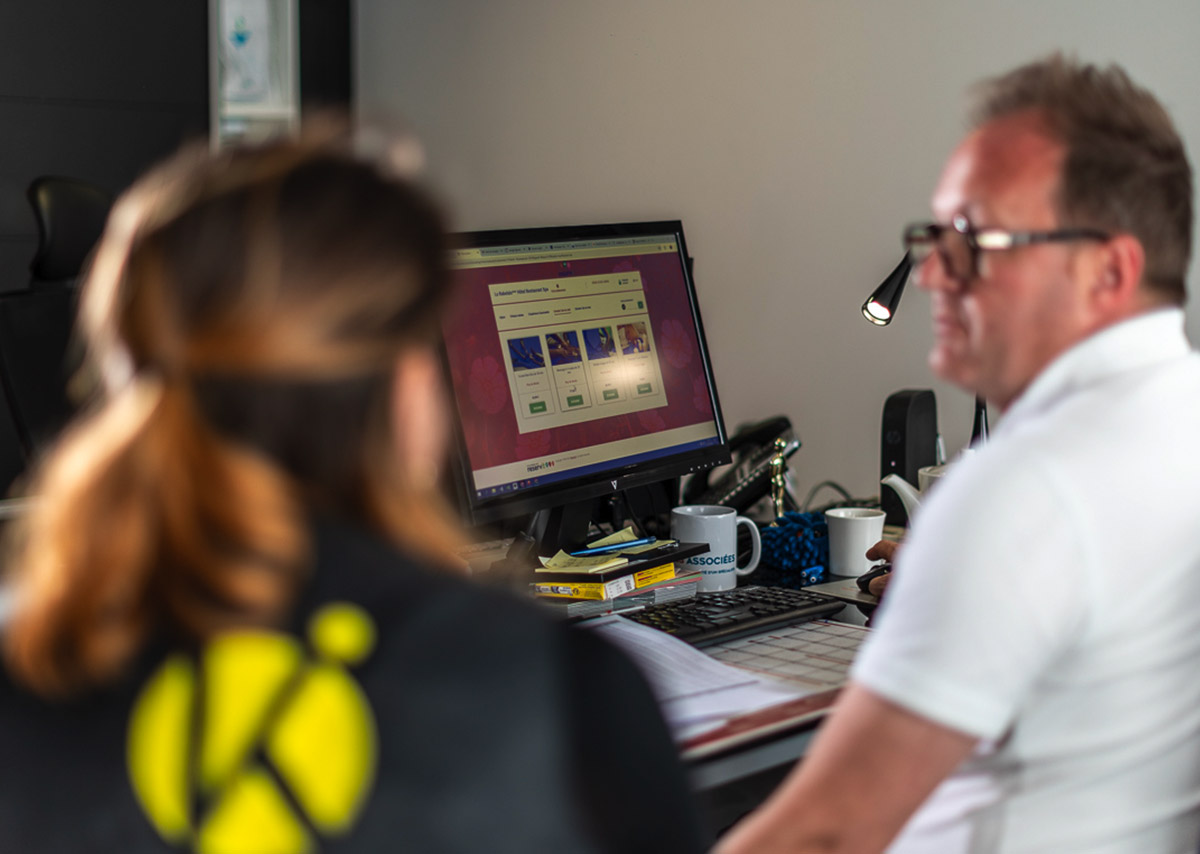 1-Equipe-Kafecom-en-reunion-communication-avec-un-client-a-Fontenay-le-Comte