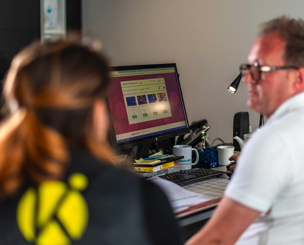 2-Equipe-Kafecom-en-reunion-communication-avec-un-client-a-Fontenay-le-Comte