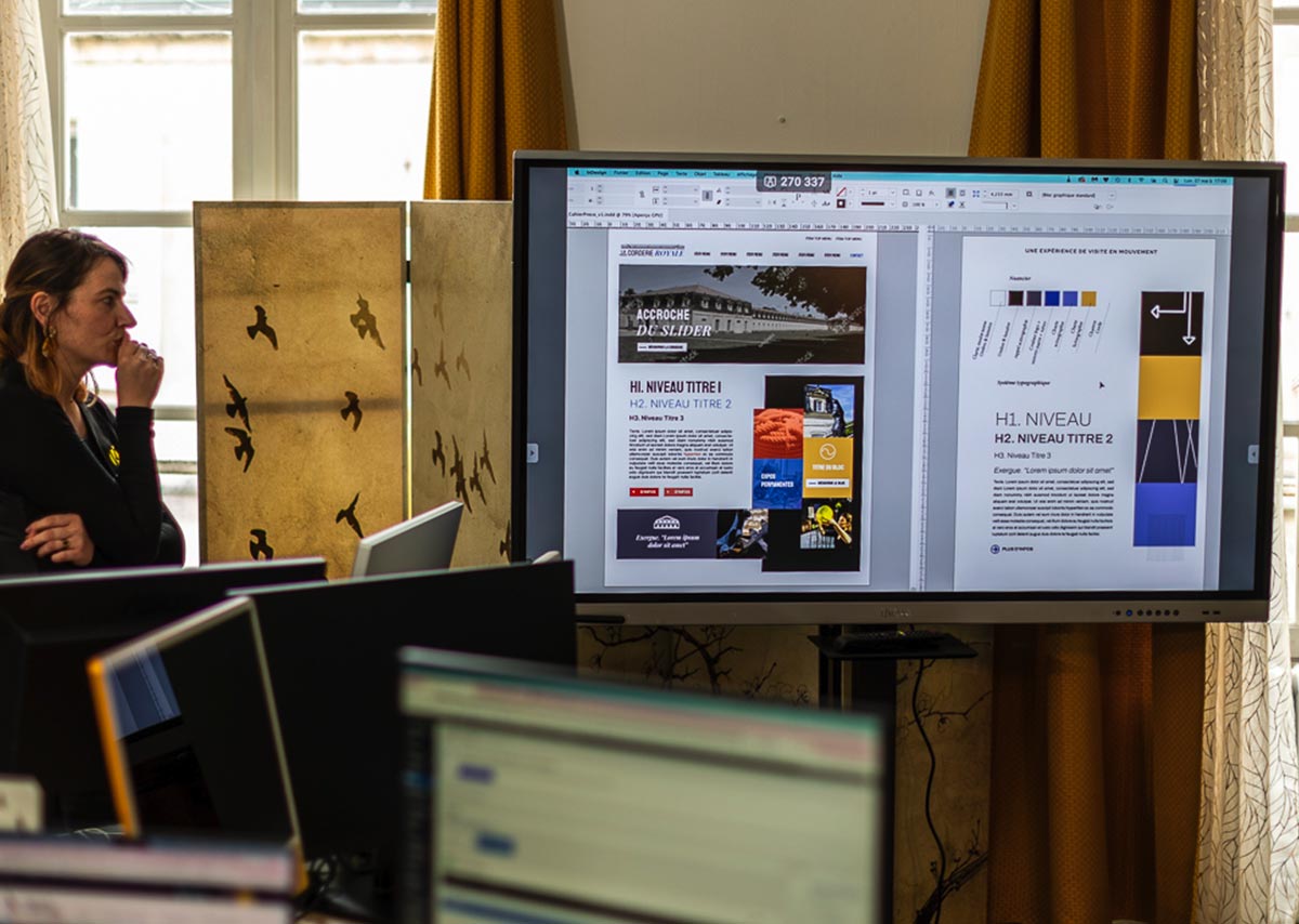 Catherine-en-reflexion-sur-une-charte-graphique-pour-un-client-situe-a-Rochefort